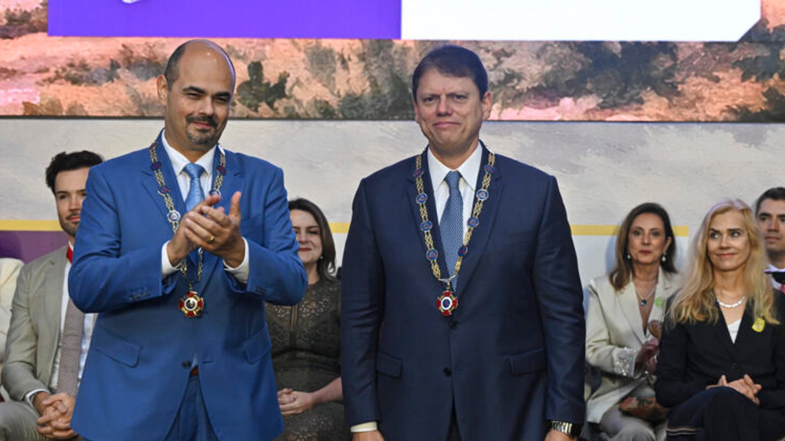 Governador mineiro é alvo de censura por expressão popular em evento oficial