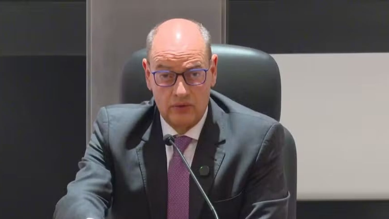 Governador interino do RJ suspende R$ 730 mi aprovados na véspera da renúncia de Castro